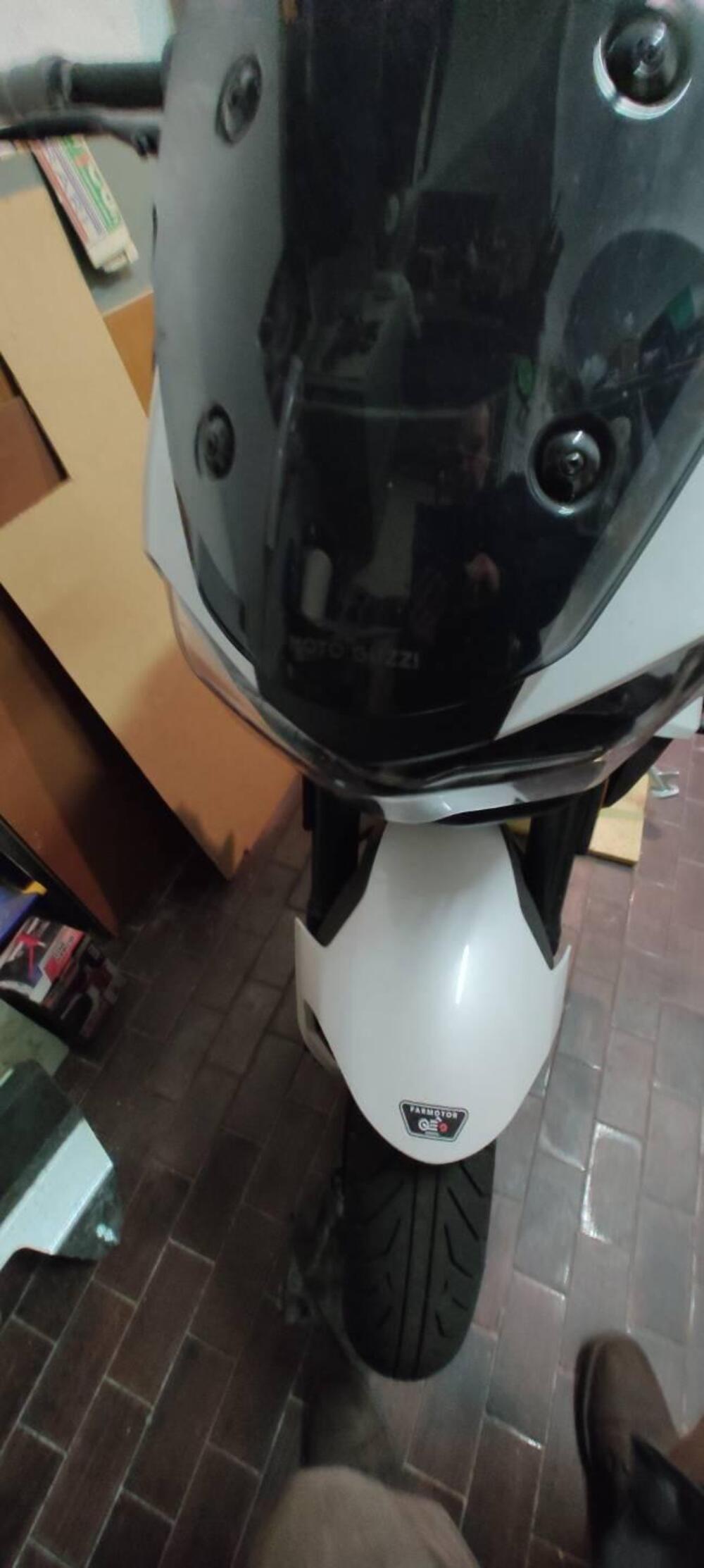 Moto Guzzi V100 Mandello (2022 - 24) (9)