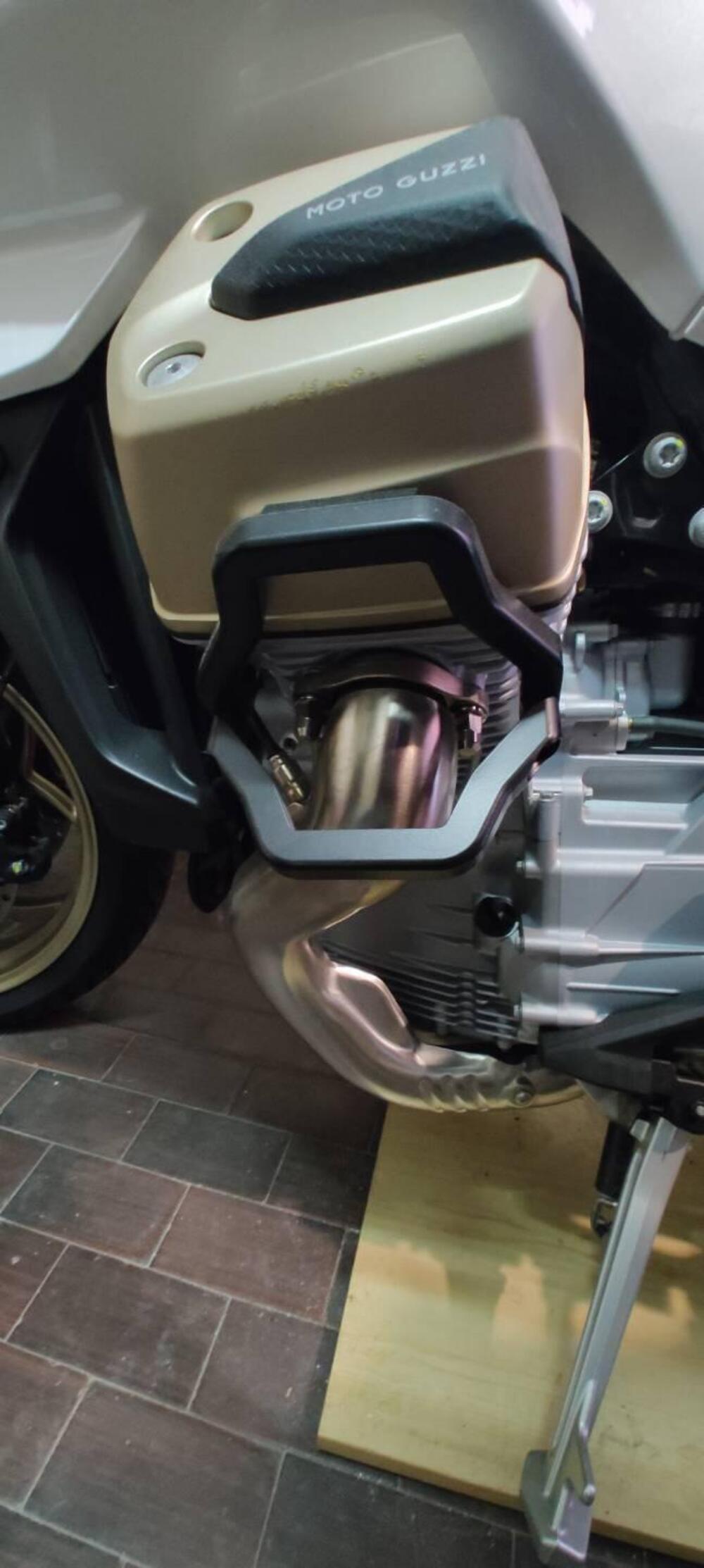 Moto Guzzi V100 Mandello (2022 - 24) (10)