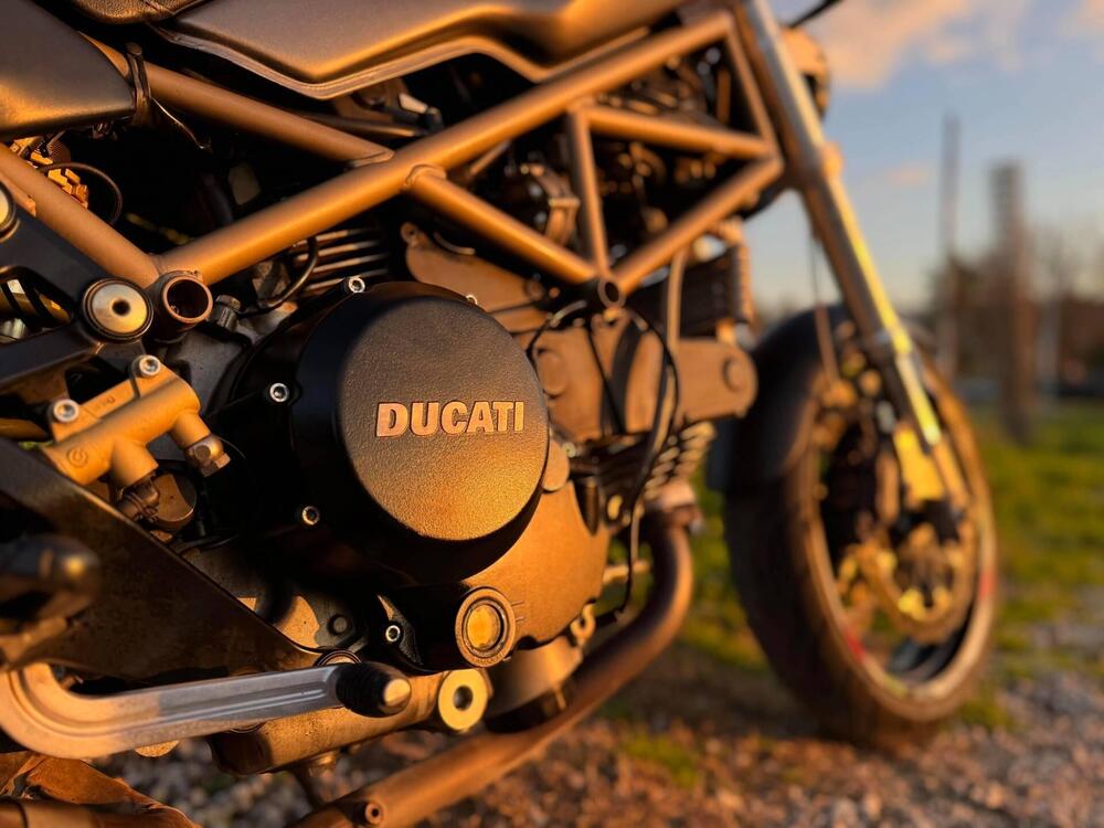 Ducati Monster 750 Dark (1999 - 02) (9)