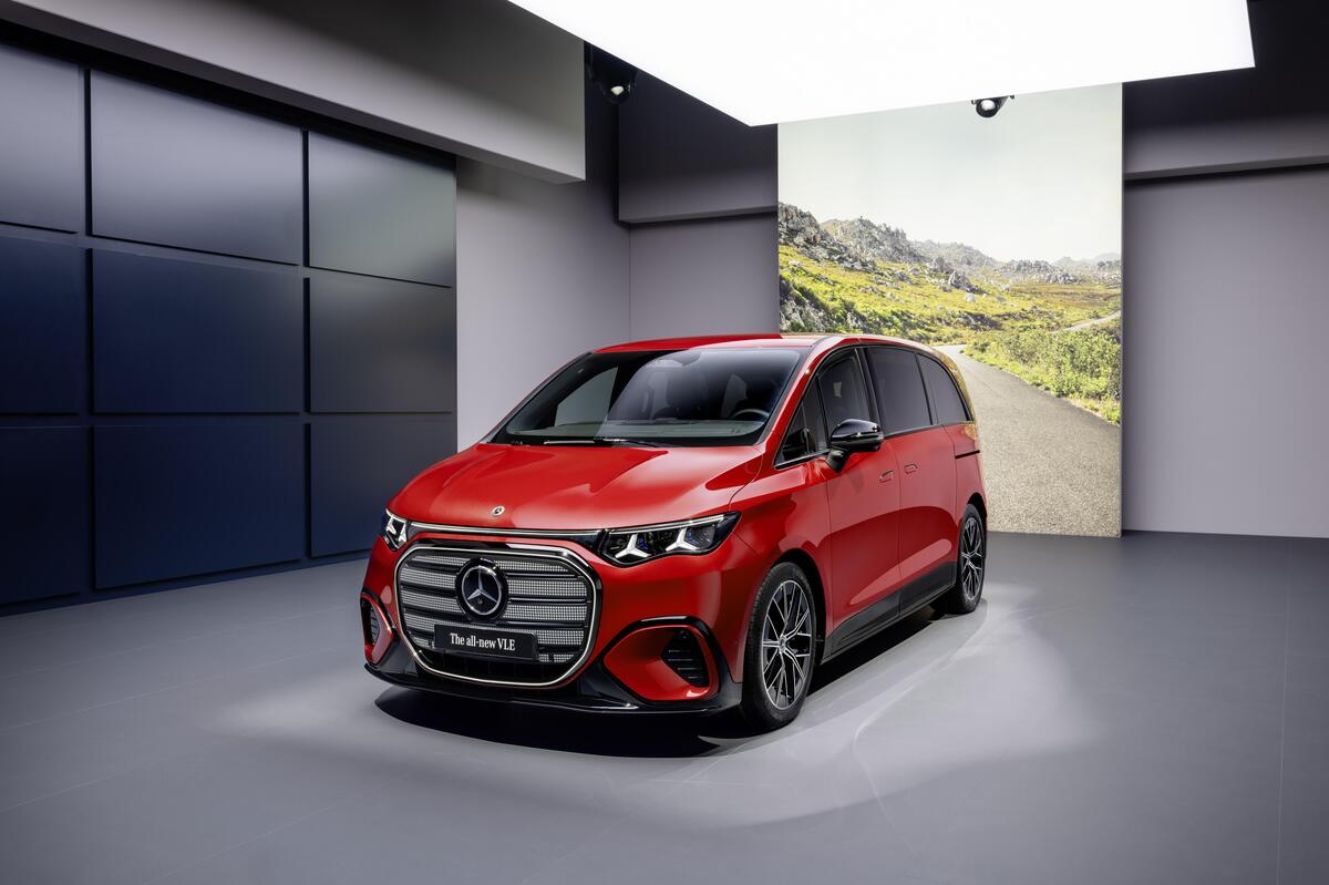 Mercedes VLE 2026: quando un van diventa una limousine, ma con una sala cinema [VIDEO]