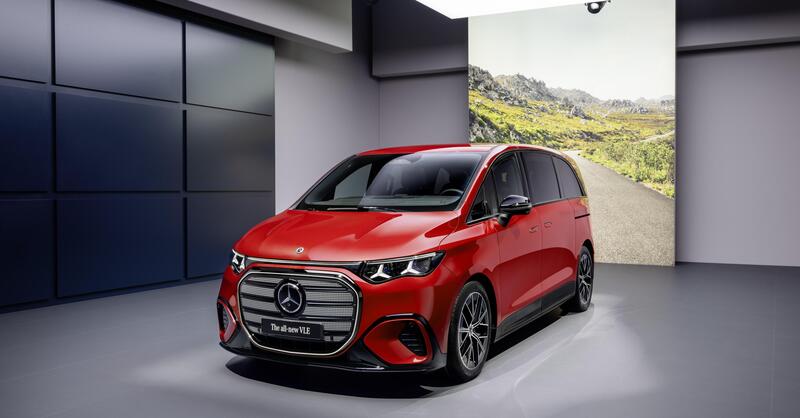 Mercedes VLE 2026: quando un van diventa una limousine, ma con una sala cinema [VIDEO]