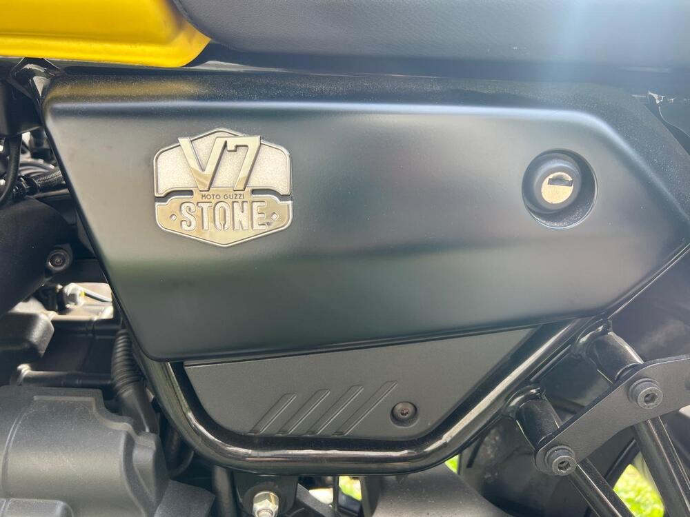Moto Guzzi V7 Stone (2021 - 24) (6)