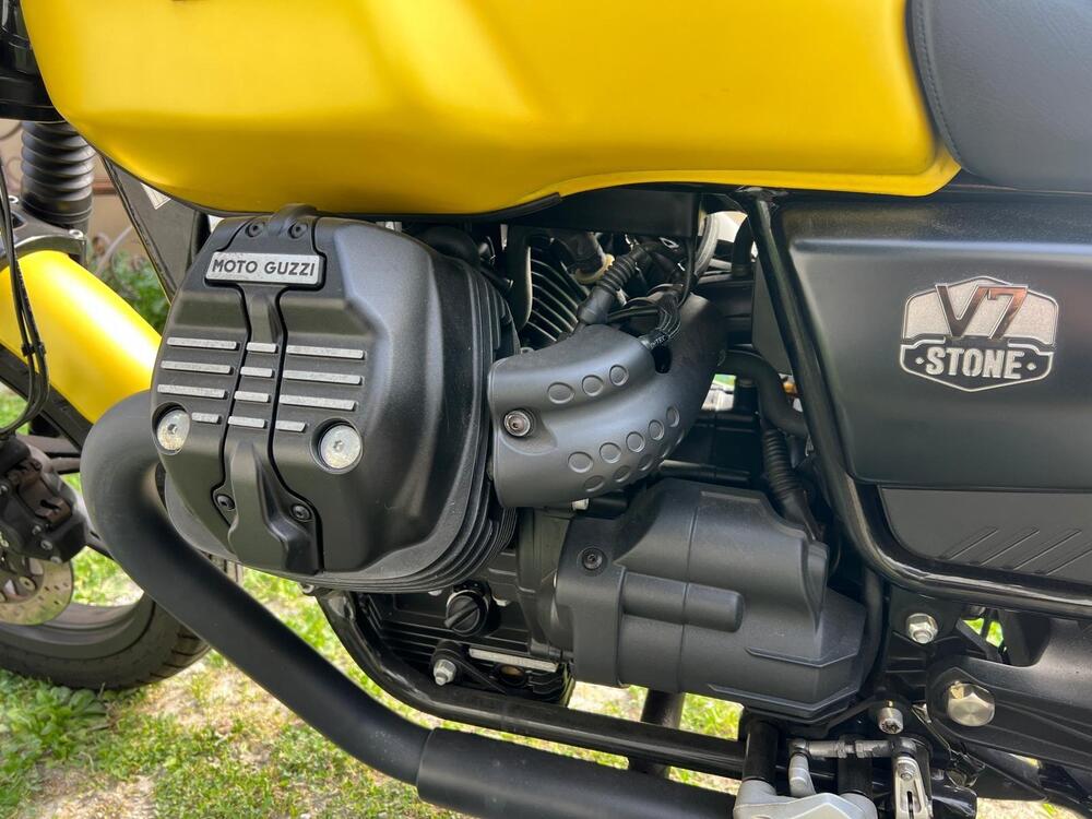 Moto Guzzi V7 Stone (2021 - 24) (9)