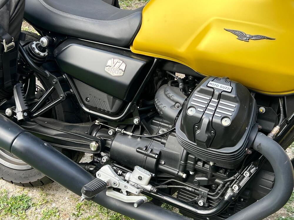 Moto Guzzi V7 Stone (2021 - 24) (13)