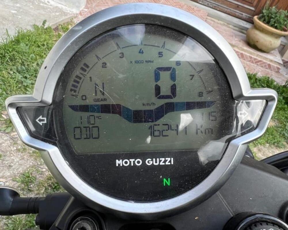 Moto Guzzi V7 Stone (2021 - 24) (14)