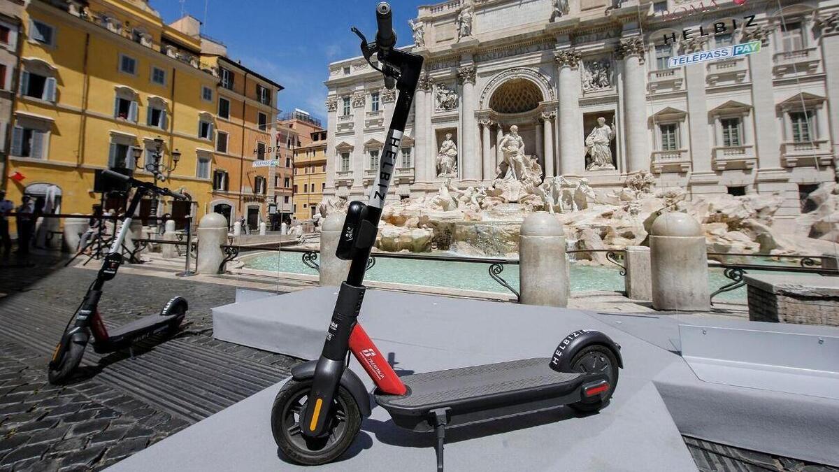 Roma, nuove regole per lo sharing di monopattini e bici - News - Moto.it