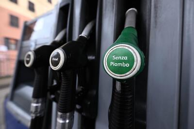 Prezzi di benzina e diesel, la salita perde slancio: primo segnale di frenata dopo settimane di rincari