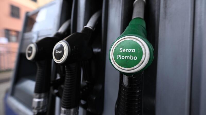 Prezzi di benzina e diesel, la salita perde slancio: primo segnale di frenata dopo settimane di rincari