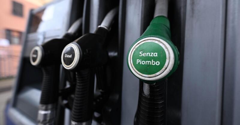 Prezzi di benzina e diesel, la salita perde slancio: primo segnale di frenata dopo settimane di rincari