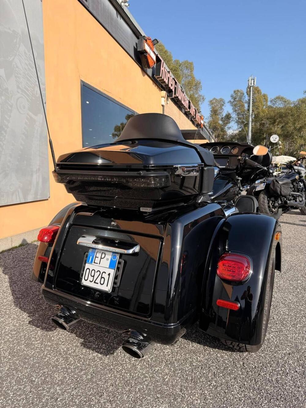 Harley-Davidson 107 Tri Glide Ultra (2017 - 18) - FLHTCUTG (2)