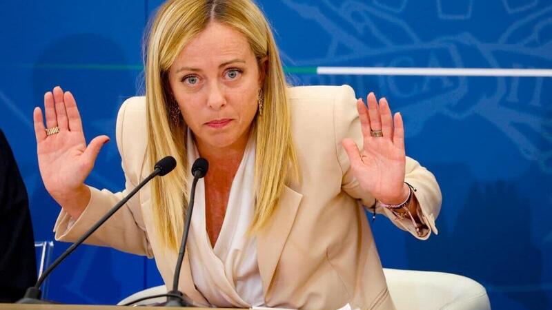 Benzina e Diesel alle stelle, Meloni avverte: "Chi specula sui carburanti pagher&agrave; dazio e se necessario tassiamo chi si arricchisce sulla crisi"