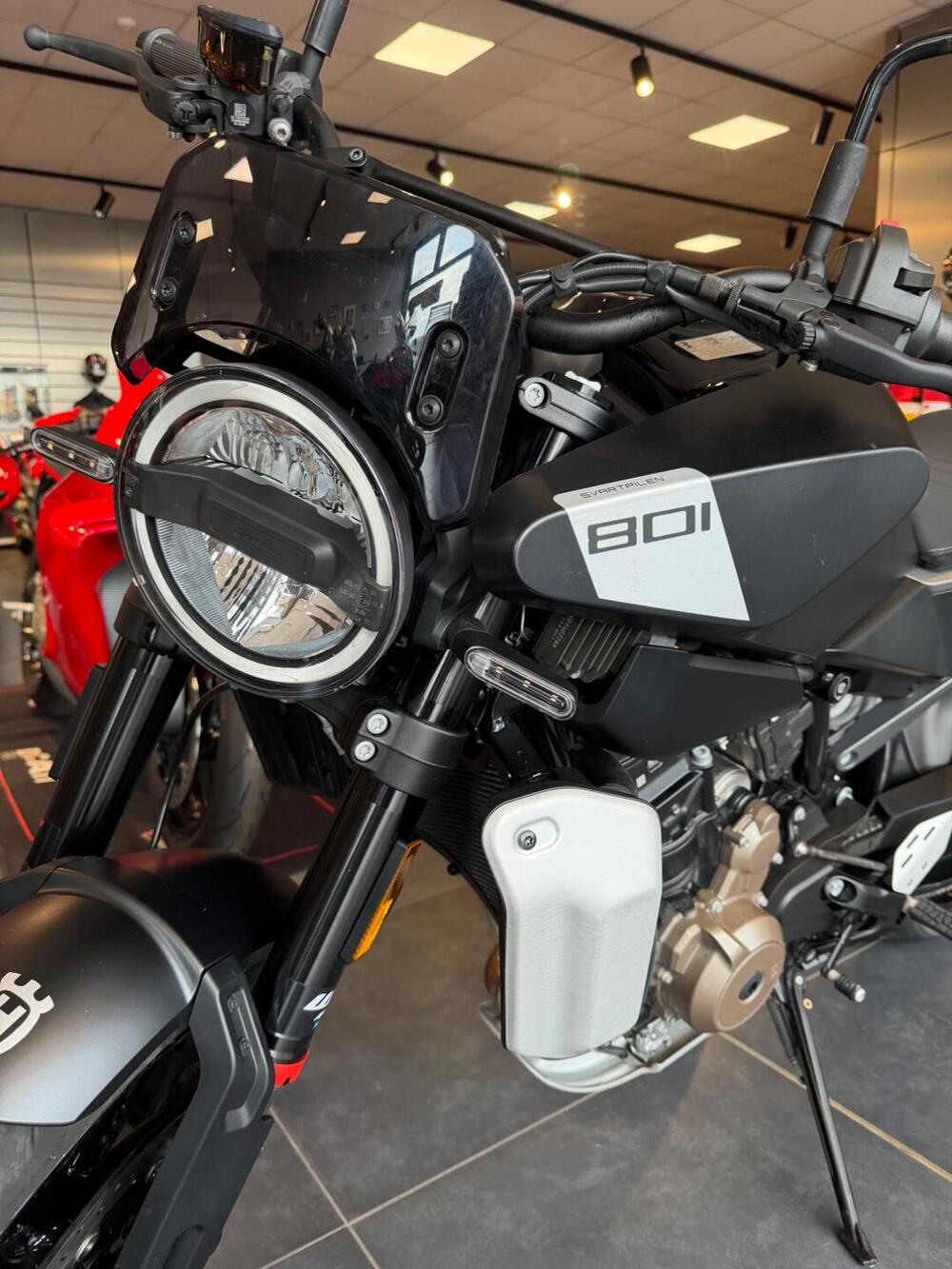 Husqvarna Svartpilen 801 (2024 - 26) (9)