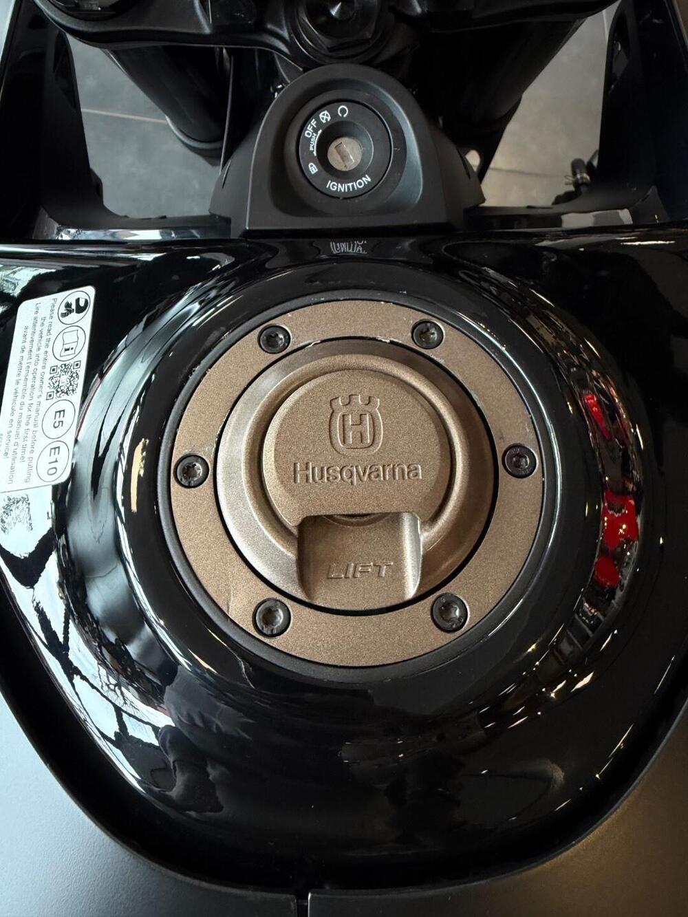 Husqvarna Svartpilen 801 (2024 - 26) (12)