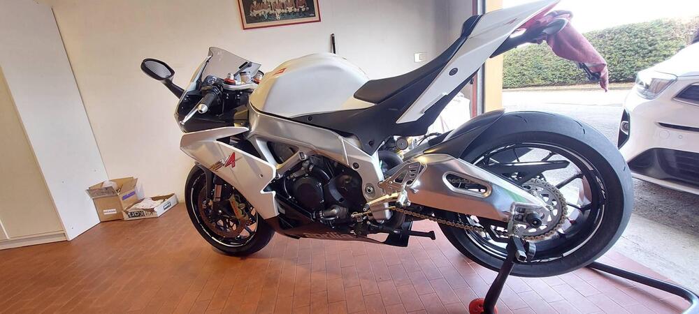 Aprilia RSV4 R (2009 - 12) (6)