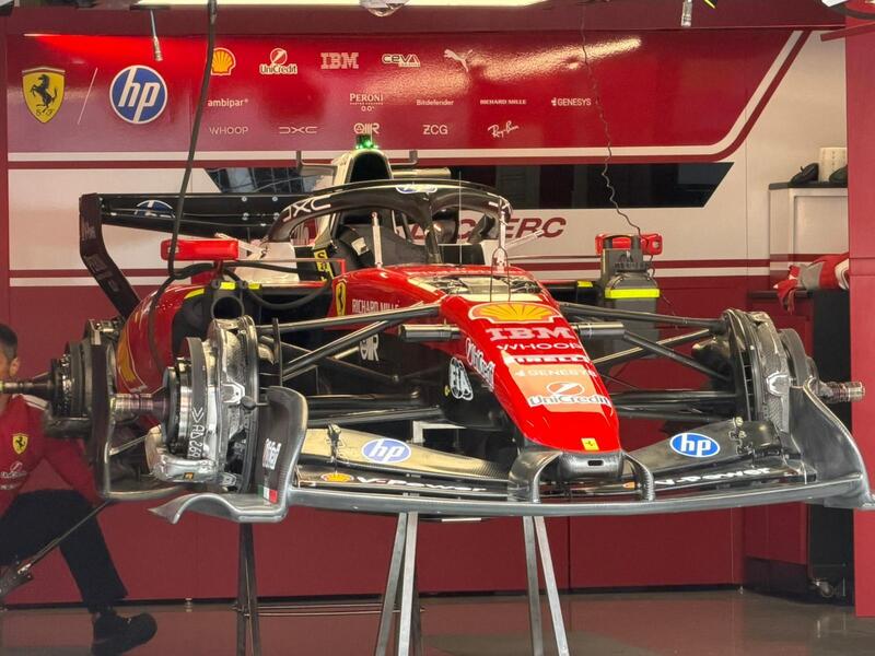 Ala macarena sulla SF-26 nei box in Cina