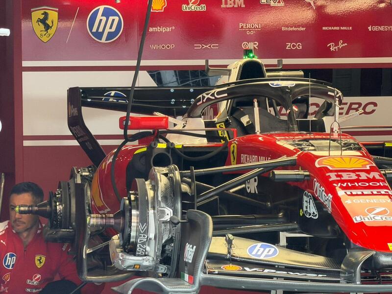 Ala macarena sulla SF-26 nei box in Cina