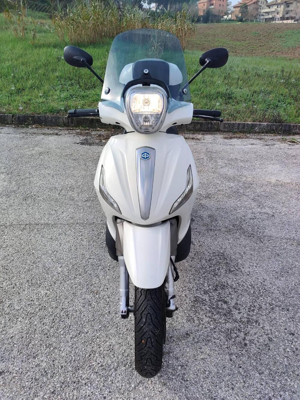 Piaggio Beverly 350 SportTouring ie ABS (2011 - 17) (2)