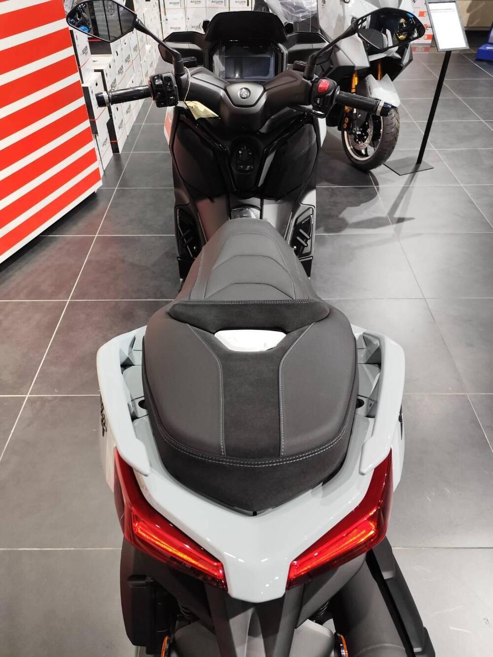 Yamaha X-Max 300 Tech Max (2025 - 26) (8)