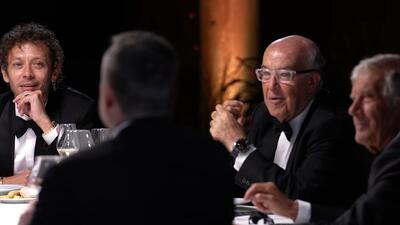 "&Egrave; una cena incredibile questa, ahhahaha" ha detto Valentino Rossi, al tavolo con altri campioni: "Io? Non guider&ograve; pi&ugrave; una MotoGP" [VIDEO]