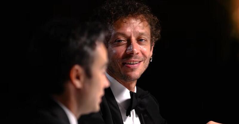 "&Egrave; una cena incredibile questa, ahhahaha" ha detto Valentino Rossi, al tavolo con altri campioni: "Non guider&ograve; pi&ugrave; una MotoGP. Bez &egrave; il pi&ugrave; in forma" [VIDEO]