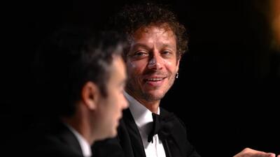 "&Egrave; una cena incredibile questa, ahhahaha" ha detto Valentino Rossi, al tavolo con altri campioni: "Io? Non guider&ograve; pi&ugrave; una MotoGP" [VIDEO]