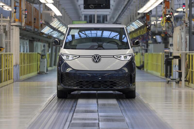 Volkswagen Group, utile operativo in calo del 53% e taglio di 50.000 dipendenti entro il 2030. Ecco di chi &egrave; la colpa
