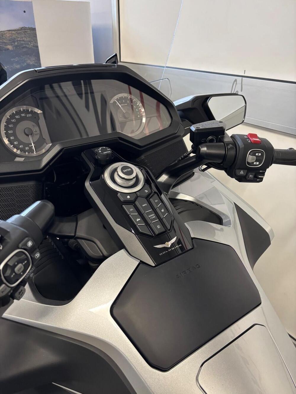 Honda GL 1800 Gold Wing Tour 50° Anniversario (2025 - 26) (10)