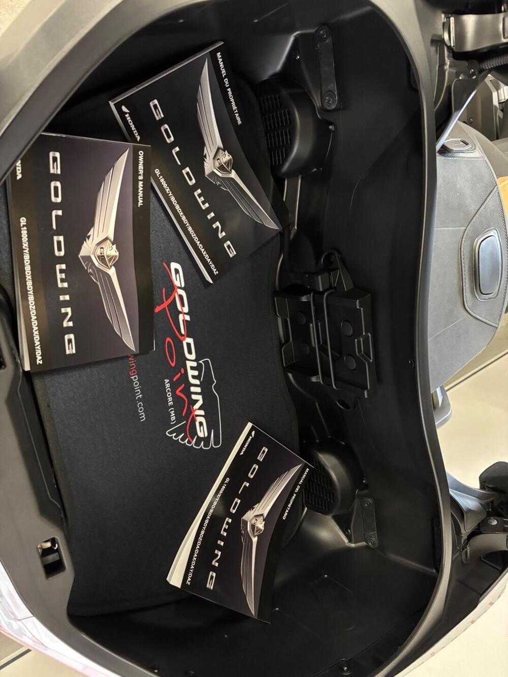 Honda GL 1800 Gold Wing Tour 50° Anniversario (2025 - 26) (14)