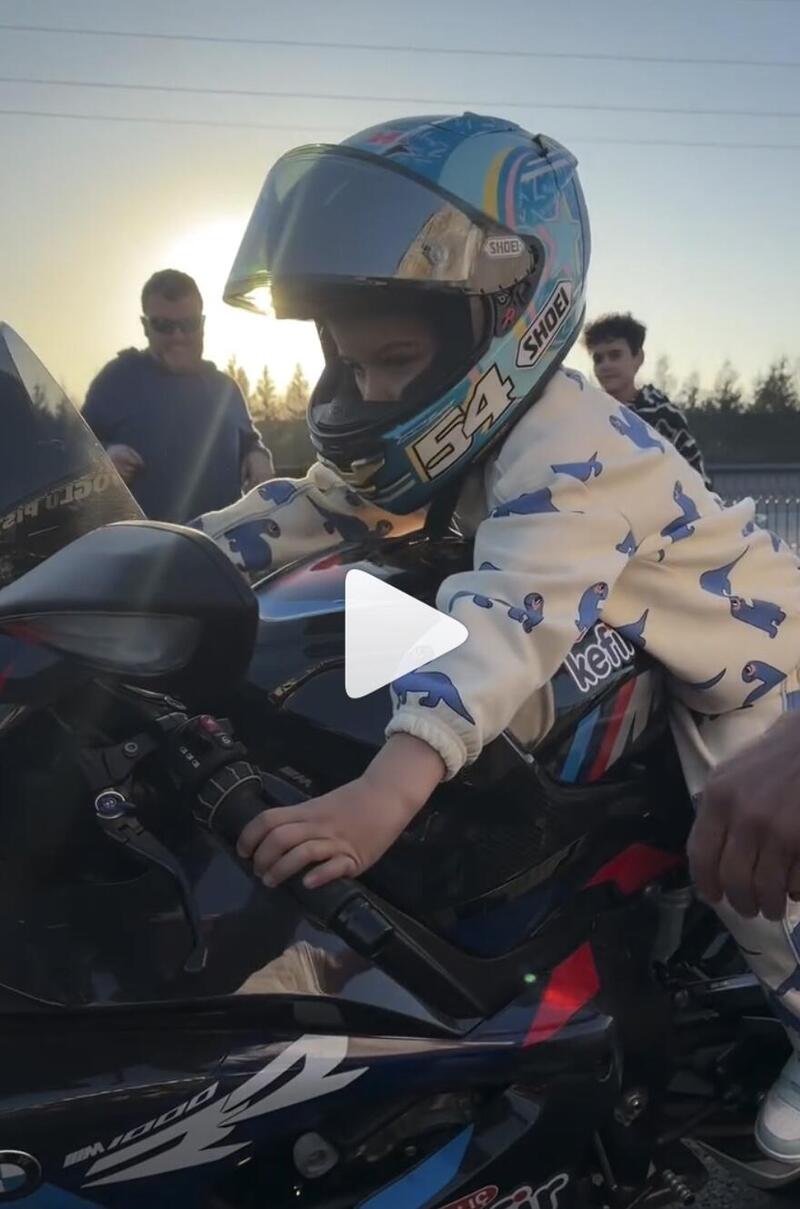 Zayn Sofuoglu, il bambino prodigio in sella a una BMW M1000RR [VIDEO]