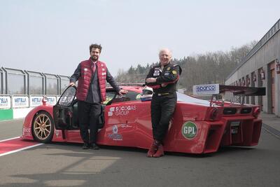 Auto GT a GPL: la MCM 133 V8 Alfa Romeo sfiora i 300 km/h in pista a Varano in vista della 3 Ore di Monza