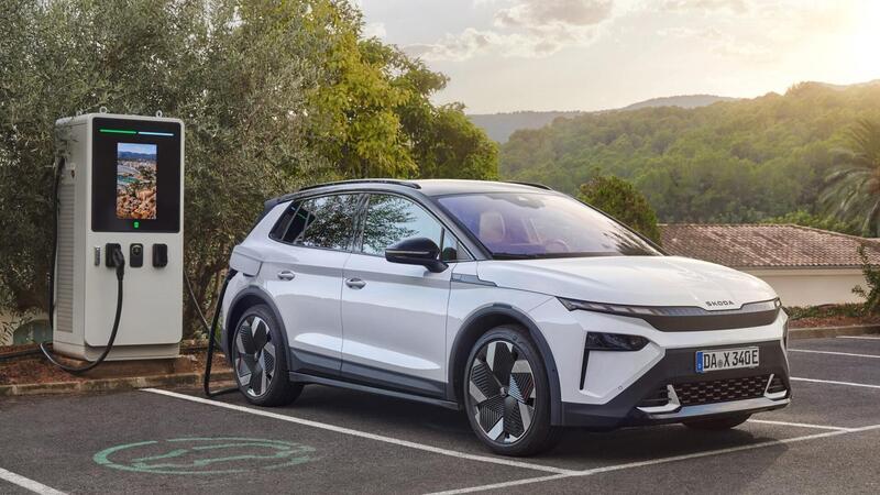 Auto elettriche, nel 2025 prezzi in calo di 1.800 euro grazie ai target UE sulle emissioni