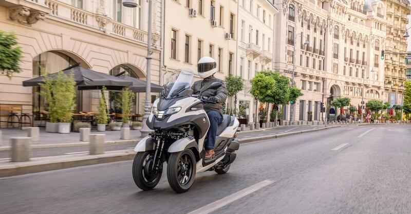 Nuovo Yamaha Tricity 300 2026: lo scooter a tre ruote rinnovato in tutto, ora anche con l&rsquo;airbag