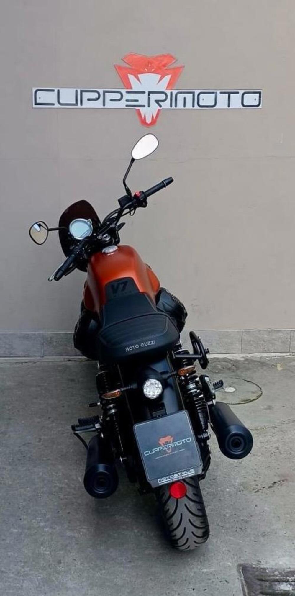 Moto Guzzi V7 Stone (2021 - 24) (4)