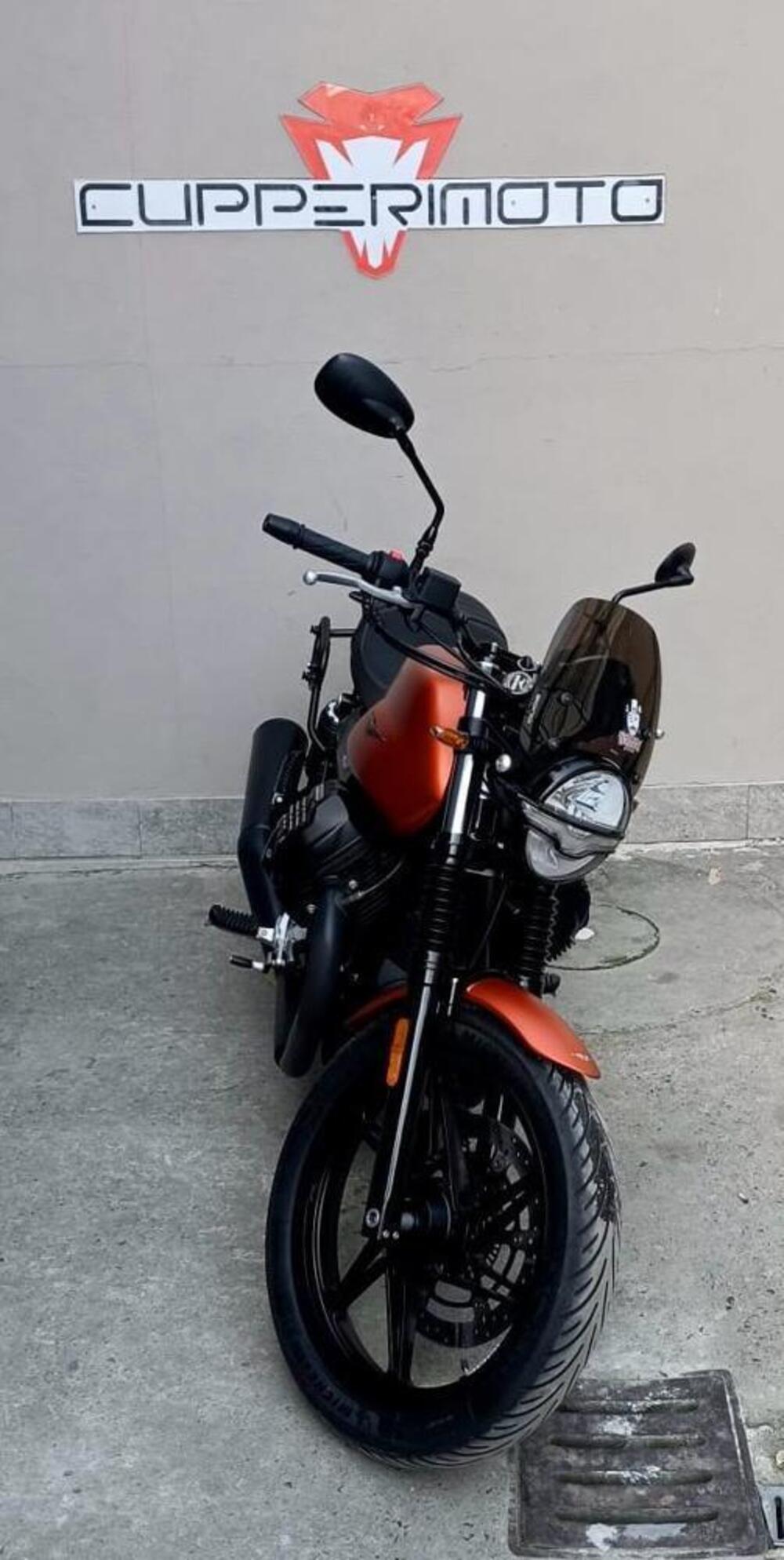 Moto Guzzi V7 Stone (2021 - 24) (3)