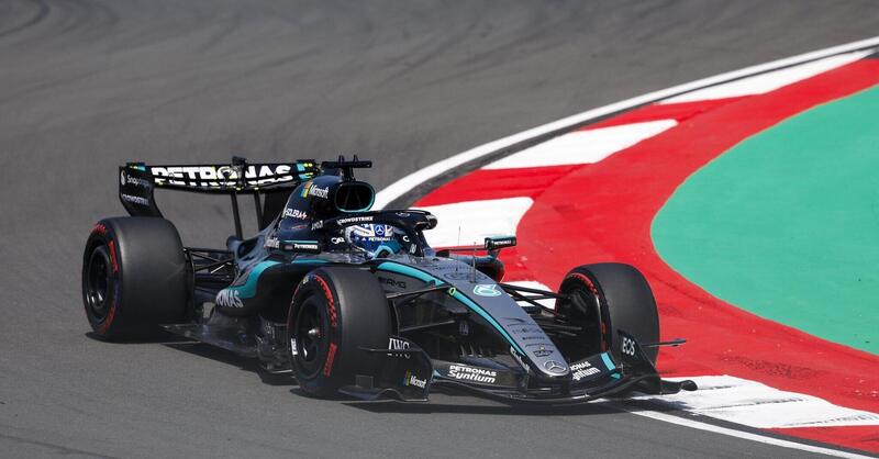 Russell mette tutti in fila a Shanghai: pole Sprint Mercedes, Ferrari dietro e niente penalit&agrave; per Antonelli