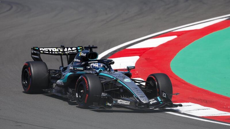 Russell mette tutti in fila a Shanghai: pole Sprint Mercedes, Ferrari dietro e niente penalit&agrave; per Antonelli