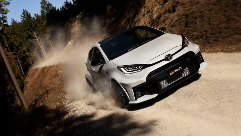 Toyota GR Yaris 2026: volante pi&ugrave; piccolo, gomme Bridgestone da gara e ammortizzatori rivisti, il rally porta i suoi frutti