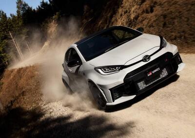 Toyota GR Yaris 2026: volante più piccolo, gomme Bridgestone da gara e ammortizzatori rivisti, il rally porta i suoi frutti
