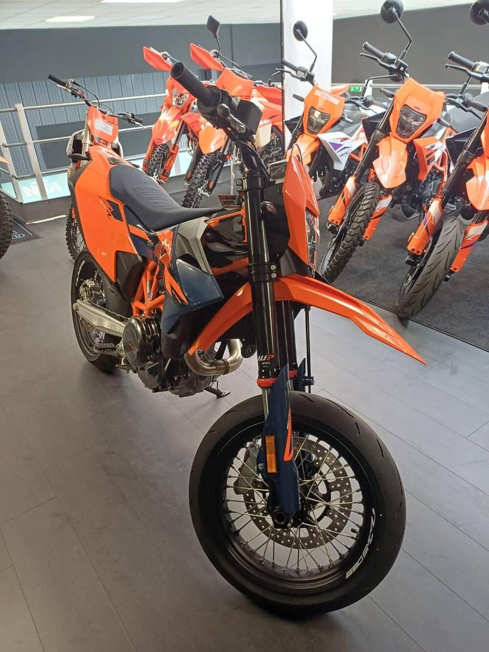 KTM 690 SMC R (2026) (4)