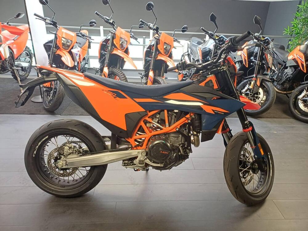 KTM 690 SMC R (2026) (5)