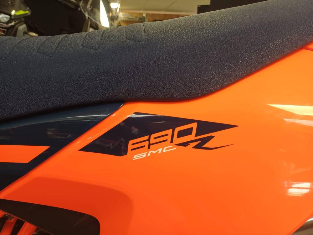 KTM 690 SMC R (2026) (8)