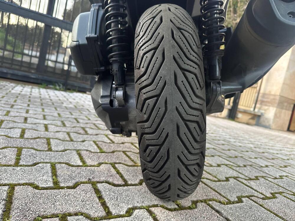 Yamaha X-Max 300 (2025 - 26) (9)