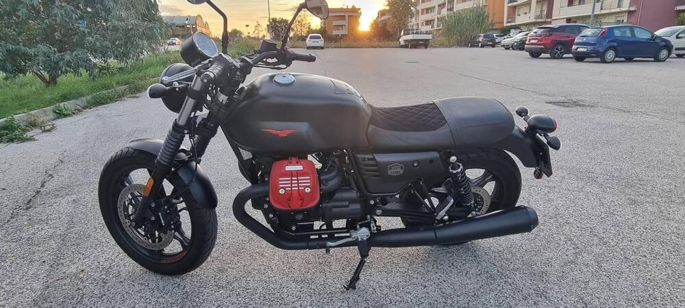 Moto Guzzi V7 III Stone (2017 - 20) (2)