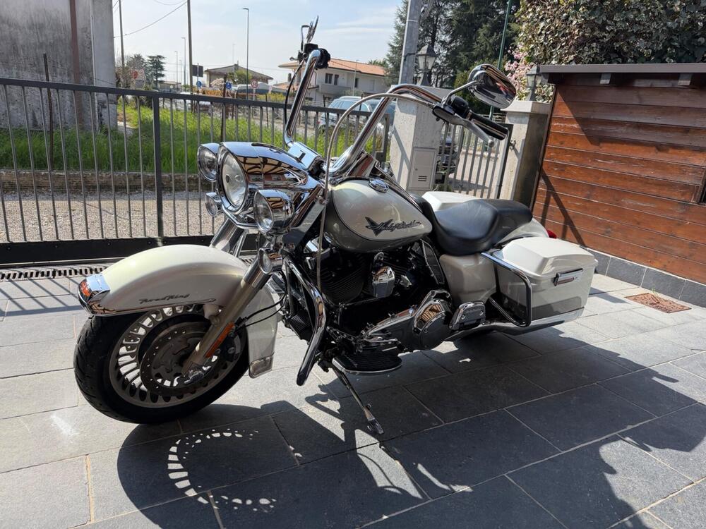 Harley-Davidson Road King CVO (2008) - FLHRSE4 (2)