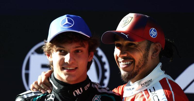 F1, Hamilton applaude Antonelli in Cina: "Ha preso il mio sedile e gi&agrave; fa la storia! Difficilmente qualcuno riuscir&agrave; a raggiungerlo"