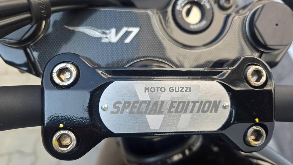 Moto Guzzi V7 Stone Special Edition (2022 - 25) (4)