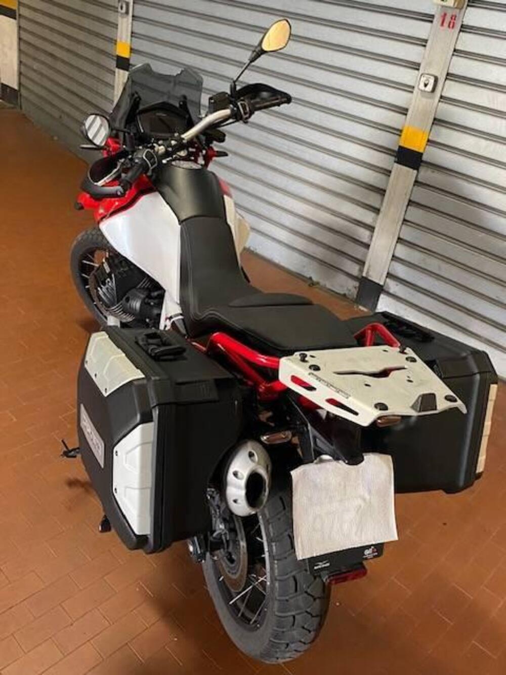 Moto Guzzi V85 TT Evocative Graphics (2021 - 23) (5)