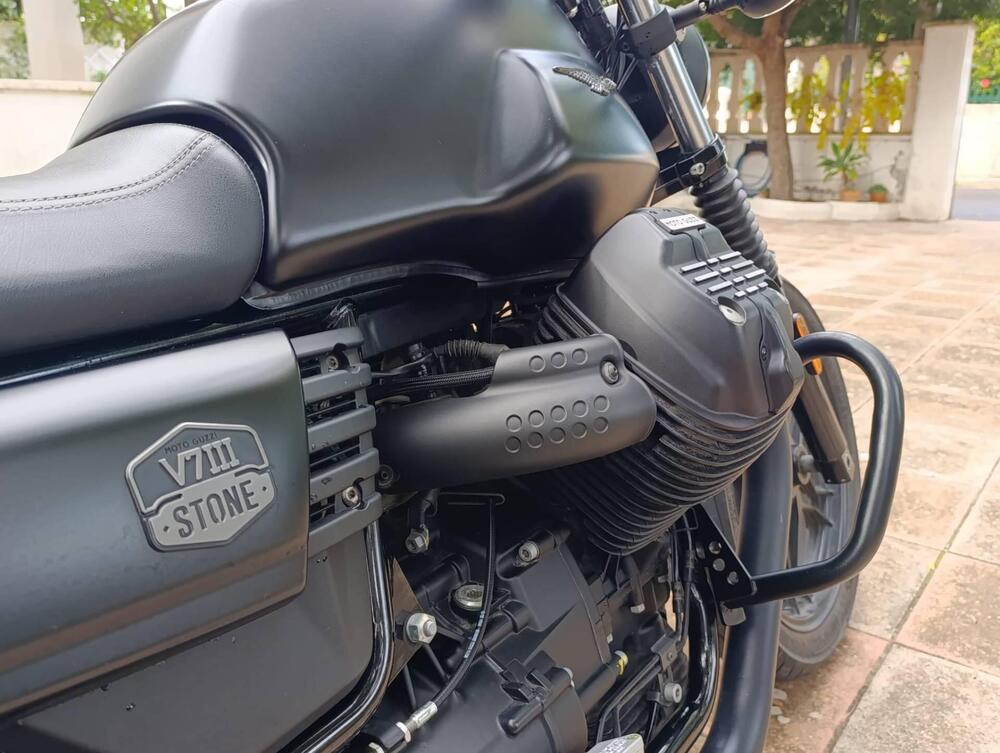 Moto Guzzi V7 III Stone (2017 - 20) (2)