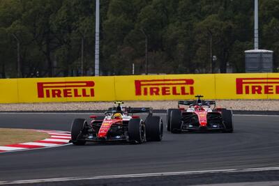 Leclerc applaude Hamilton dopo il duello Ferrari in Cina: &ldquo;Battaglia dura ma leale, il podio lo meritava lui&rdquo;