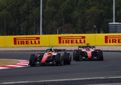 Leclerc applaude Hamilton dopo il duello Ferrari in Cina: “Battaglia dura ma leale, il podio lo meritava lui”